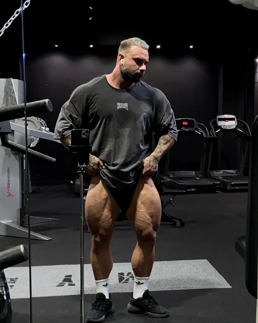 Adam Parrón en el gimnasio, entre las máquinas y las cintas