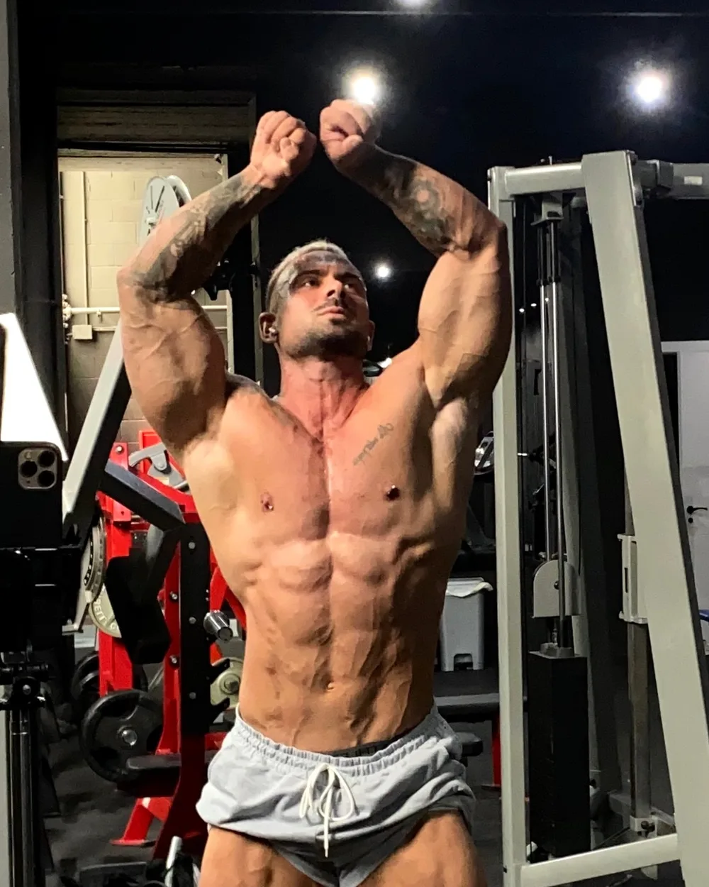 Adam Parrón entrenando en el gimnasio