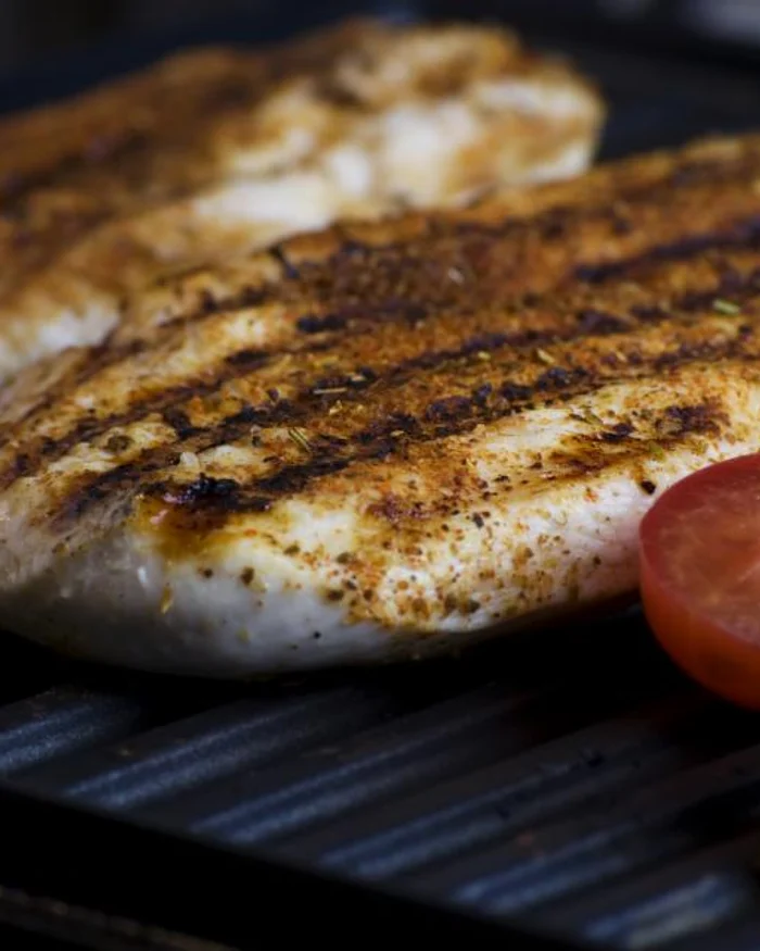 Pechuga de pollo a la plancha con tomate
